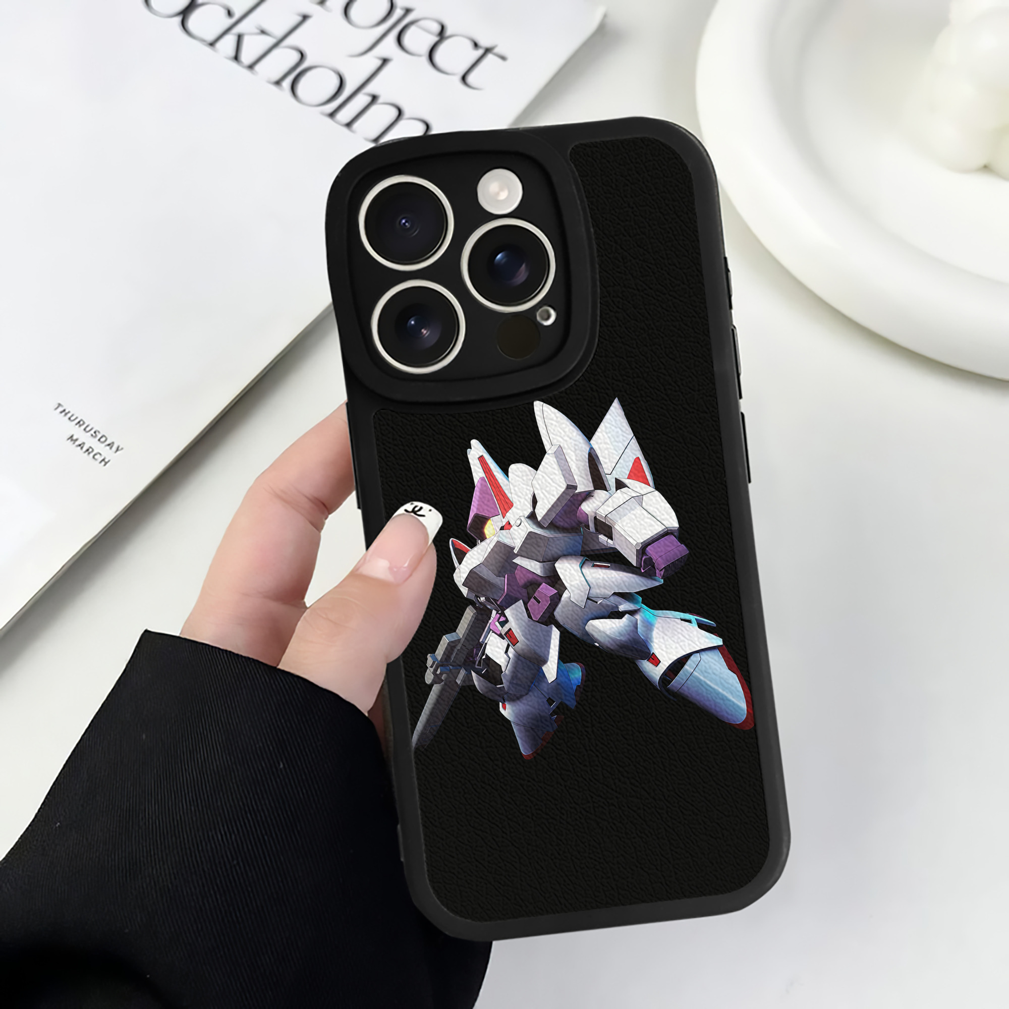 （画像用） 機動戦士ガンダム Mobile Suit Gundam 【iPhone 16シリーズ対応】シリコンスマホケース（レザー調） 材質：シリコン
